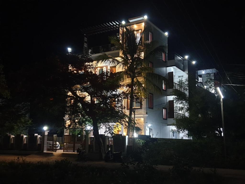 ein Gebäude in der Nacht mit Lichtern in der Unterkunft Kumaran Kudil - New Family Home Stay VL Bodinayakkanur, Theni in Bodināyakkanūr
