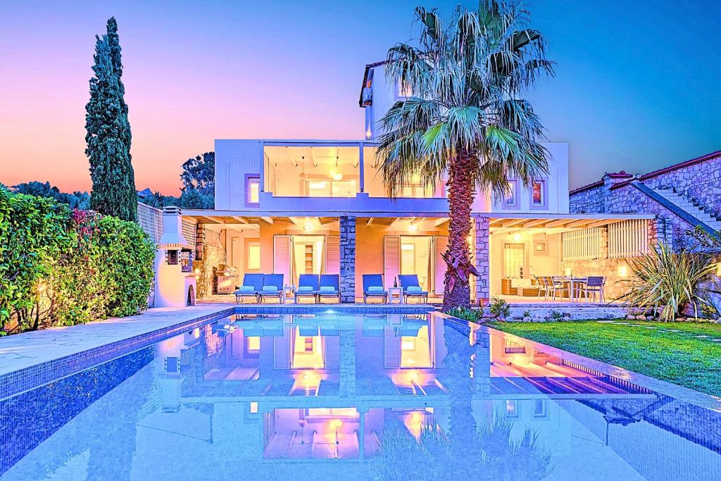 Bazén v ubytování Cretan Mansion with Heated Swimming Pool nebo v jeho okolí