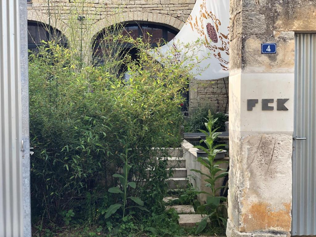 un conjunto de escaleras en un edificio con plantas en Maison au bord de l’eau, en Annay-sur-Serein