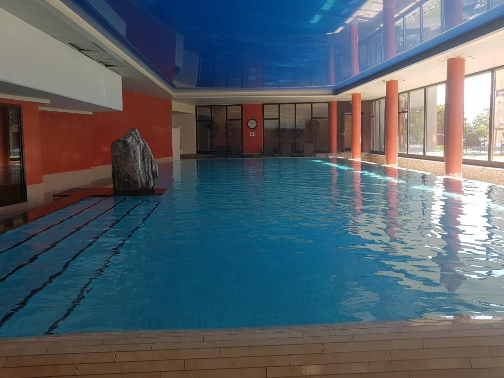 Bazén v ubytování Wohnung mit See und Bergsicht im vier Sterne Hotel nebo v jeho okolí