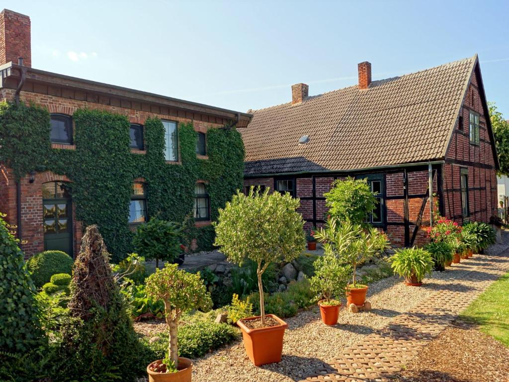 una casa con plantas delante de ella en Raminorca Ferienwohnung - Frühstück kann man bei uns dazu buchen, en Ramin