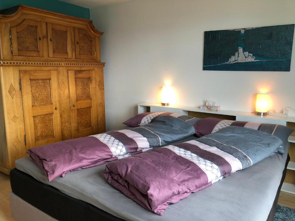Postel nebo postele na pokoji v ubytování Wohnung mit See und Bergsicht im vier Sterne Hotel