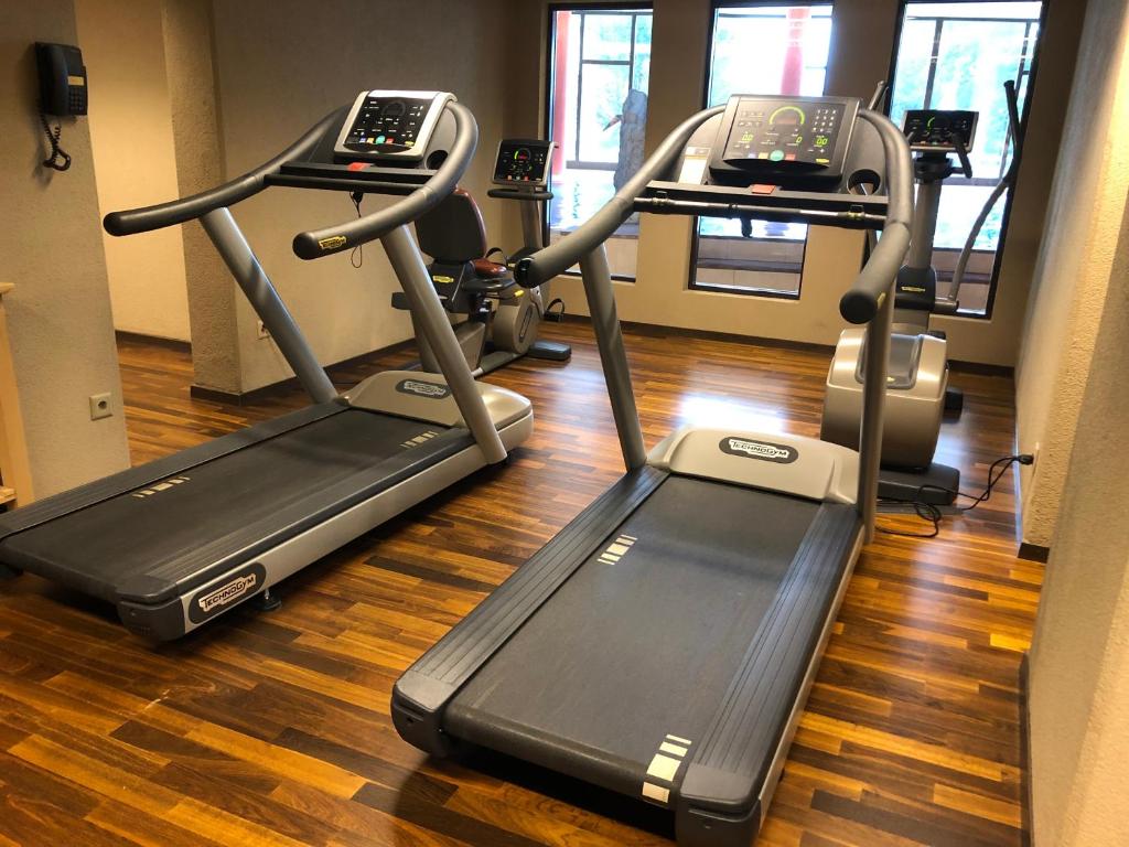 Fitness centrum a/nebo fitness zařízení v ubytování Wohnung mit See und Bergsicht im vier Sterne Hotel