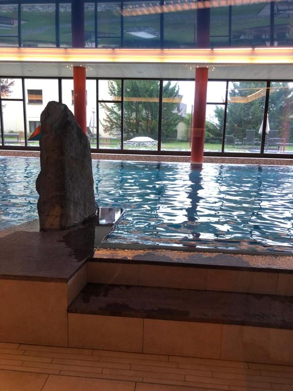 Bazén v ubytování Wohnung mit See und Bergsicht im vier Sterne Hotel nebo v jeho okolí