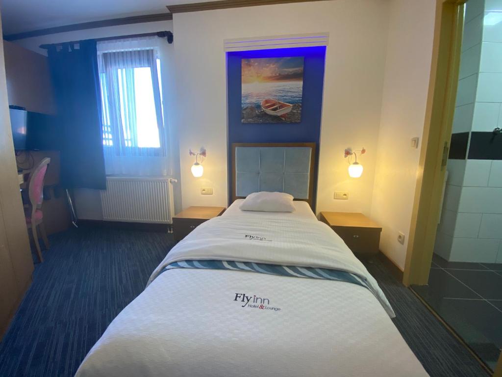 Postel nebo postele na pokoji v ubytování Fly inn Hotel Lounge