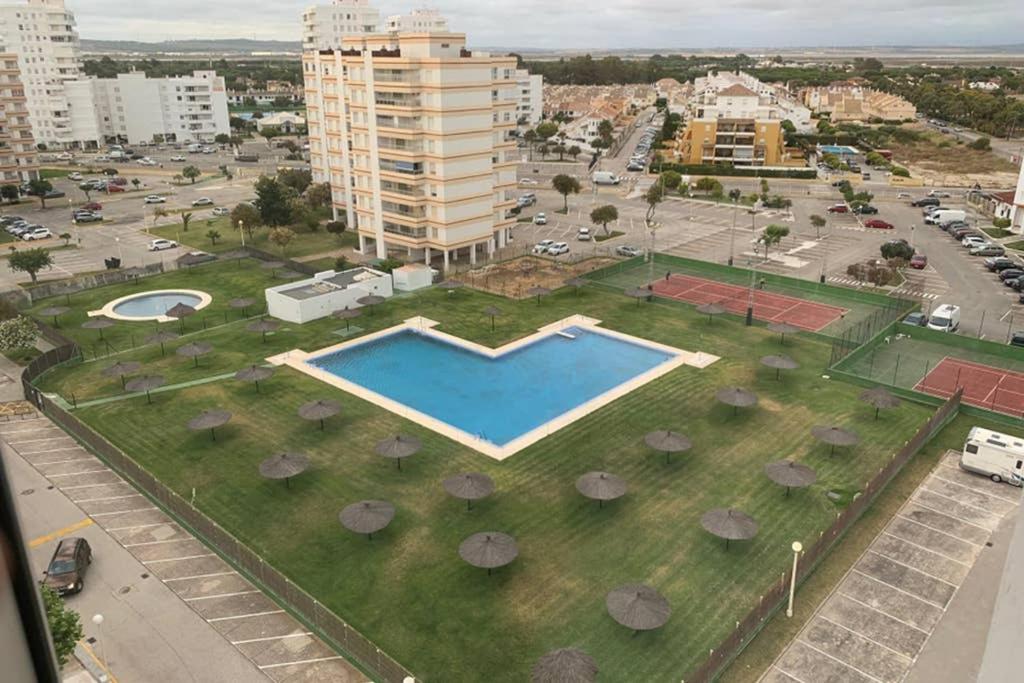 eine Luftansicht auf einen Park mit einem Pool in der Unterkunft apartamento con vistas valdelagrana in El Puerto de Santa María