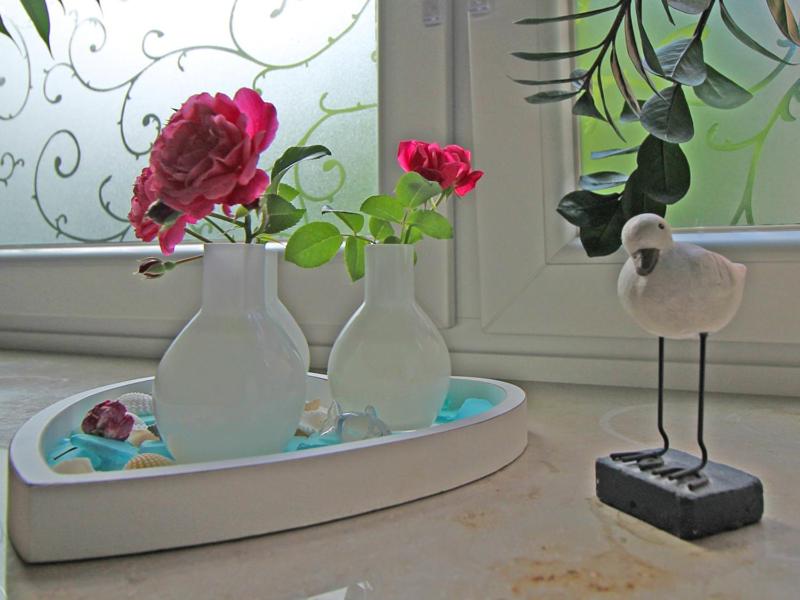 バート・ゼーゲベルクにあるMöwennest am Ihlseeのテーブルの上のトレイに花が入った2つの花瓶