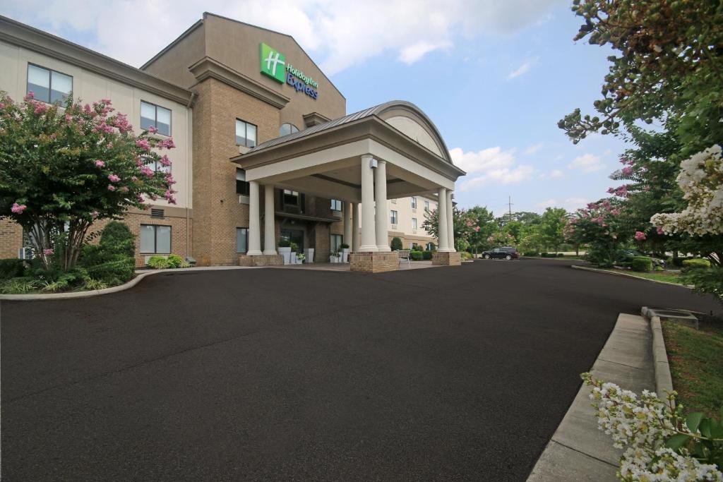 un accès à un hôtel avec une allée dans l'établissement Holiday Inn Express Troutville-Roanoke North, an IHG Hotel, à Troutville