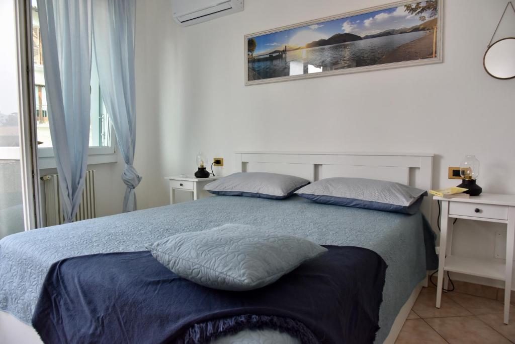 a bedroom with a bed with two pillows on it at Italian Vacation Homes - Maison Turquoise du Lac in Predore
