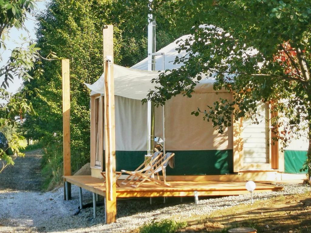 een hut in een boom met een veranda bij LushHills - Nowoczesna Jurta in Regulice