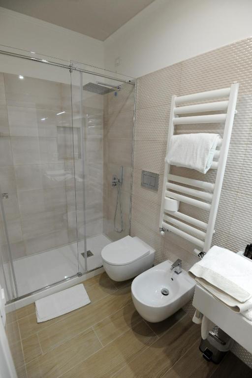 łazienka z prysznicem, toaletą i umywalką w obiekcie B&B La Dolce Vita w mieście Fondi