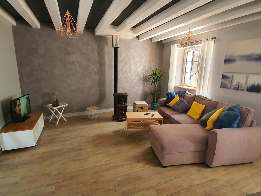 sala de estar con sofá y chimenea en Au P'ti Parc de Madon, en Candé-sur-Beuvron