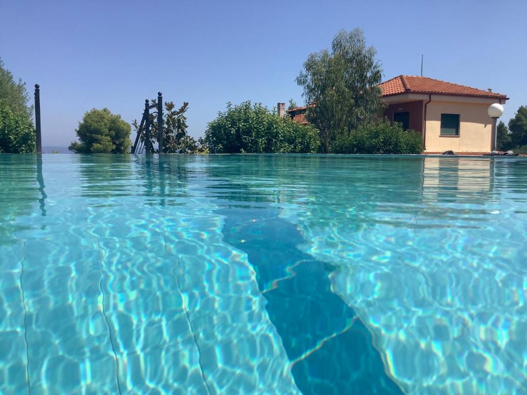 Πισίνα στο ή κοντά στο Amazing Villa with views sea in Paliouri
