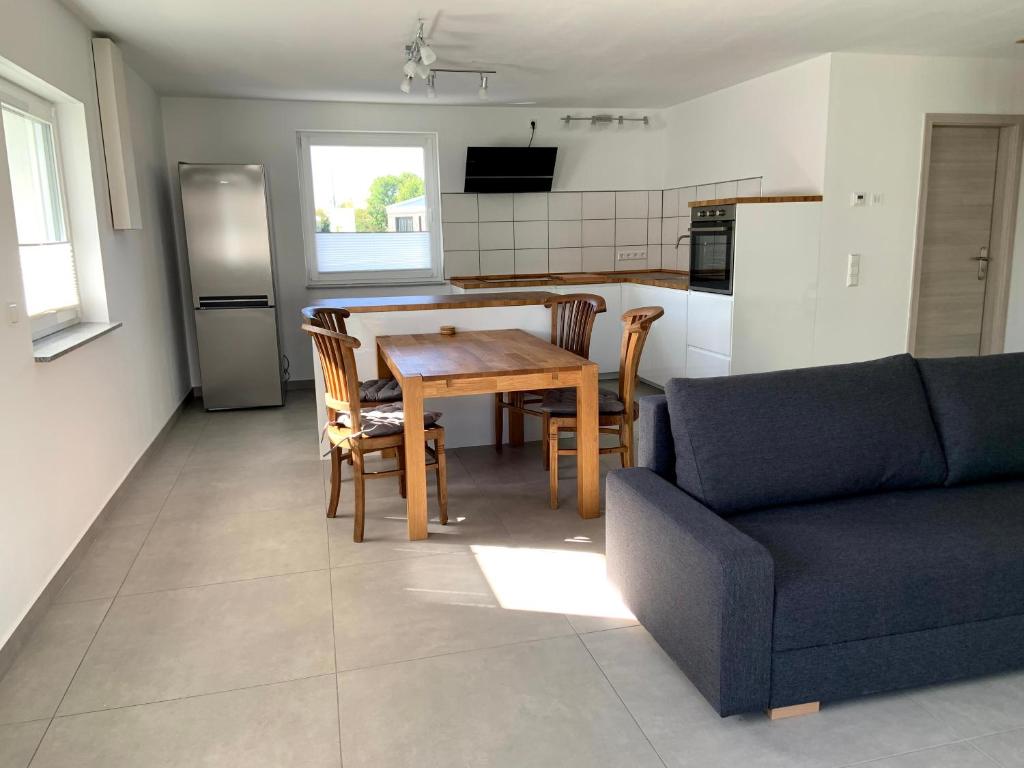 a kitchen and dining room with a table and a couch at Ferienwohnung im Stadtzentrum in Hennigsdorf