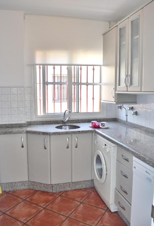Kuchyň nebo kuchyňský kout v ubytování Ático con Gran Terraza y vistas al Mar