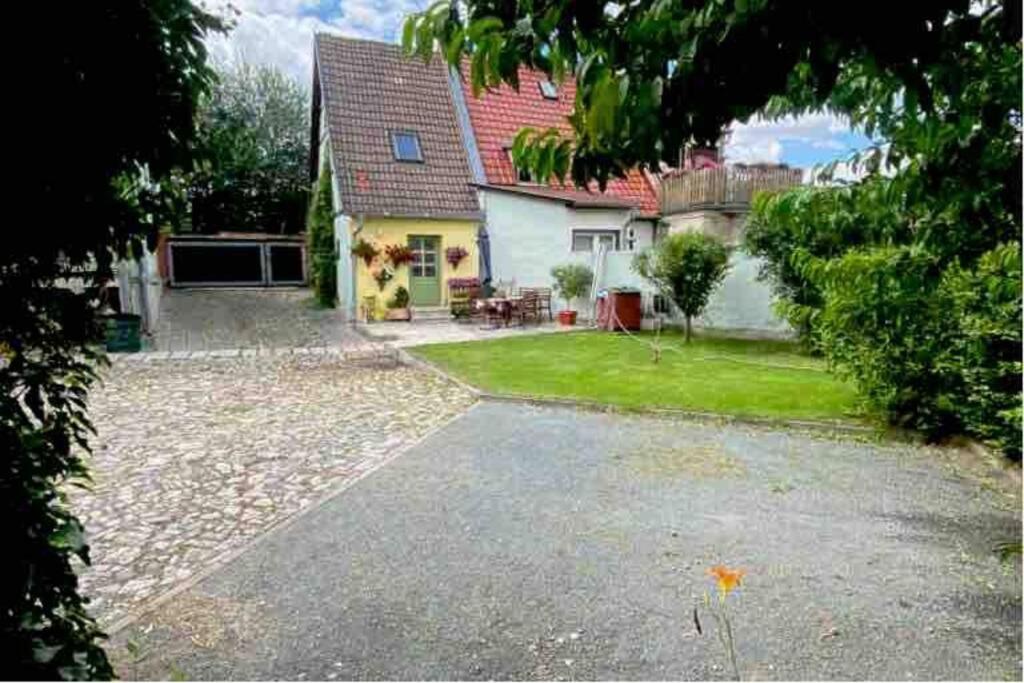 a backyard of a house with a driveway at Ferienhaus Ackerbürgerhof in der Welterbestadt Quedlinburg in Gernrode - Harz