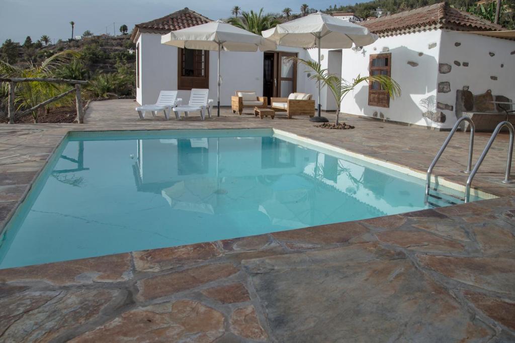 - une piscine en face d'une villa dans l'établissement Casa El Llano, à Tijarafe