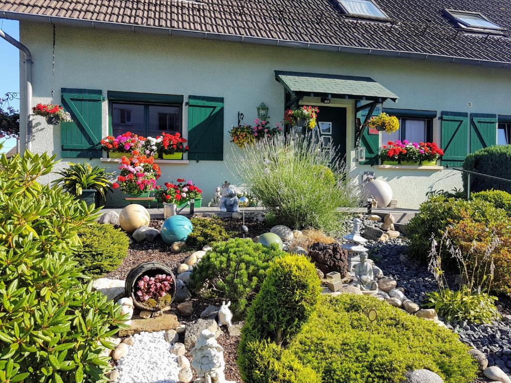 Zahrada ubytování le nid fleuri de Cravanche