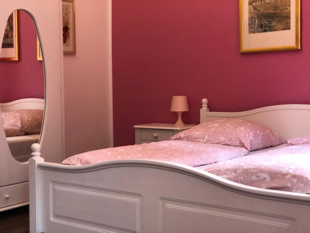 Łóżko lub łóżka w pokoju w obiekcie Pension Stadtmitte Garni