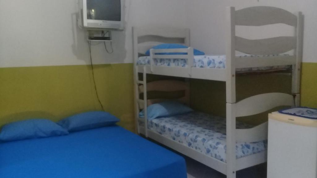 سرير بطابقين أو أسرّة بطابقين في غرفة في Pousada Recanto Atalaia