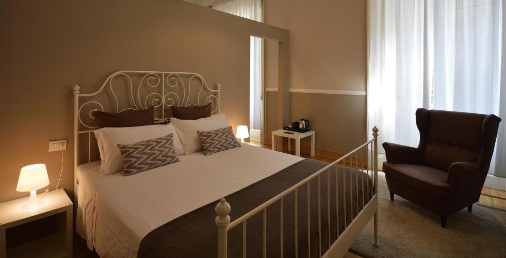 Un pat sau paturi într-o cameră la La Maison B