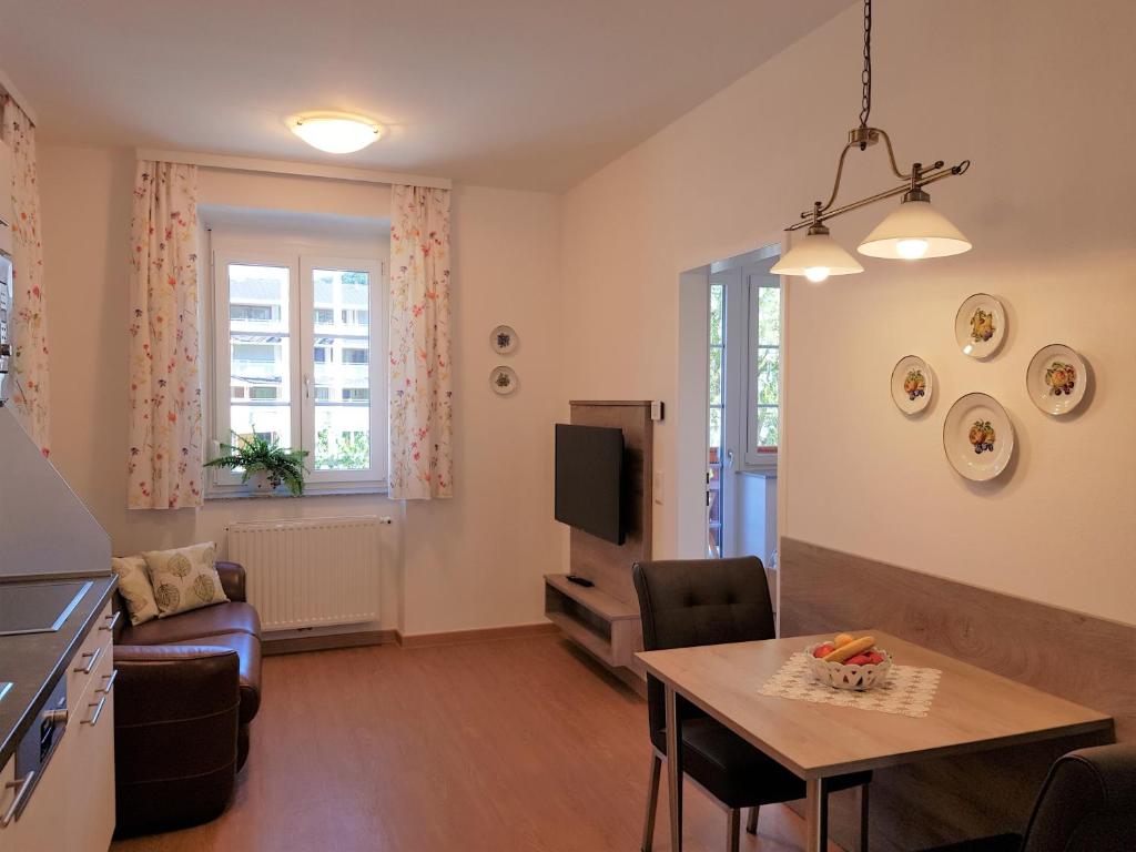 TV a/nebo společenská místnost v ubytování Villa Lilly - Luxus Appartements im Villenviertel