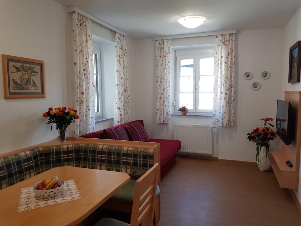 TV a/nebo společenská místnost v ubytování Villa Lilly - Luxus Appartements im Villenviertel