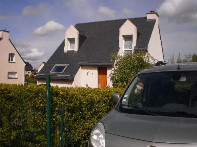 un coche aparcado frente a una casa en les Mésanges bleues, en Saint-Jouan-de-lʼIsle