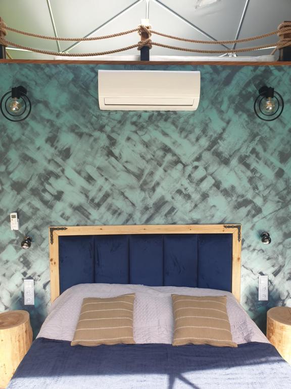 Postel nebo postele na pokoji v ubytování Podniebny Glamping