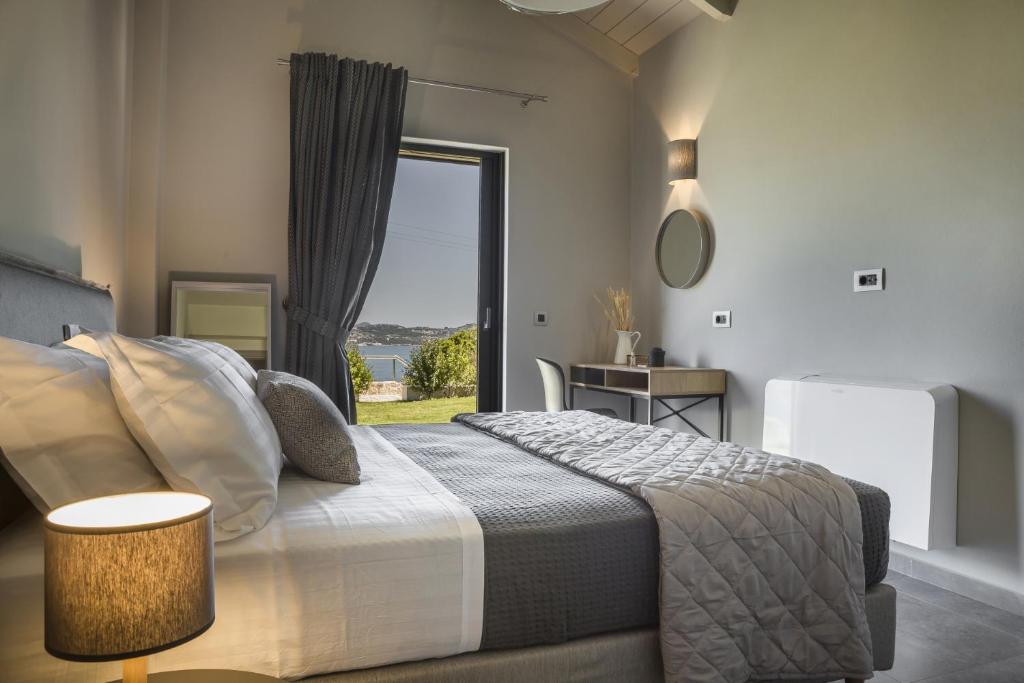 Postel nebo postele na pokoji v ubytování Alekos Beach Houses-Elia Villas