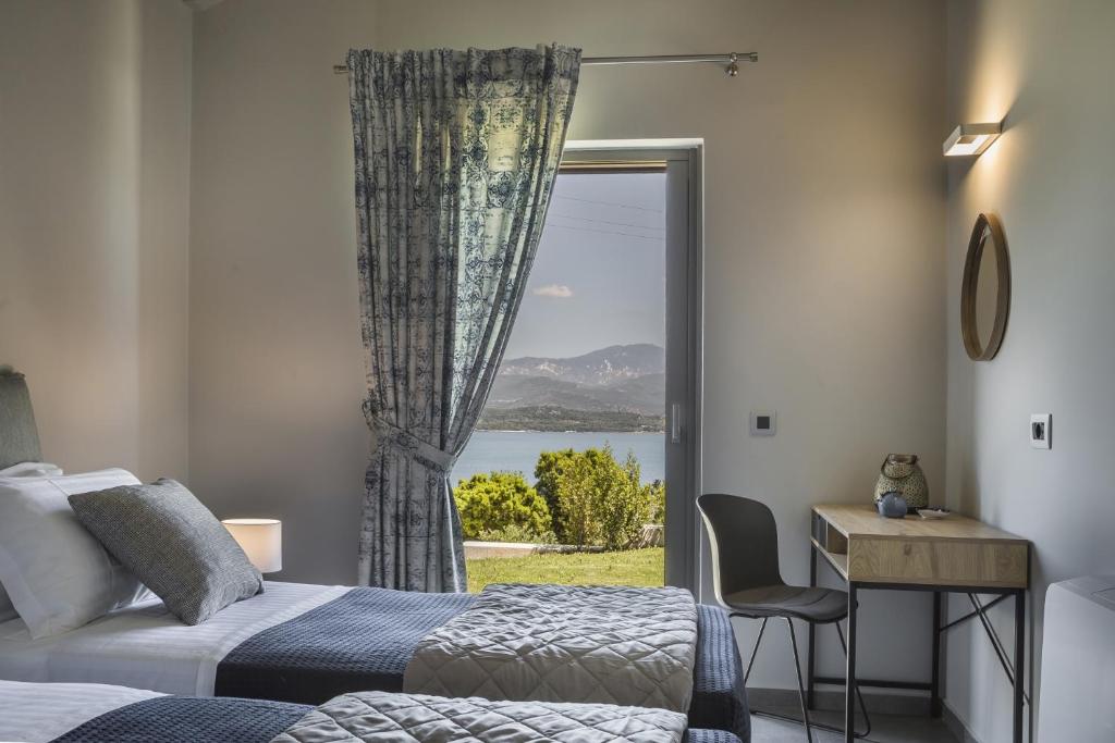 Postel nebo postele na pokoji v ubytování Alekos Beach Houses-Elia Villas