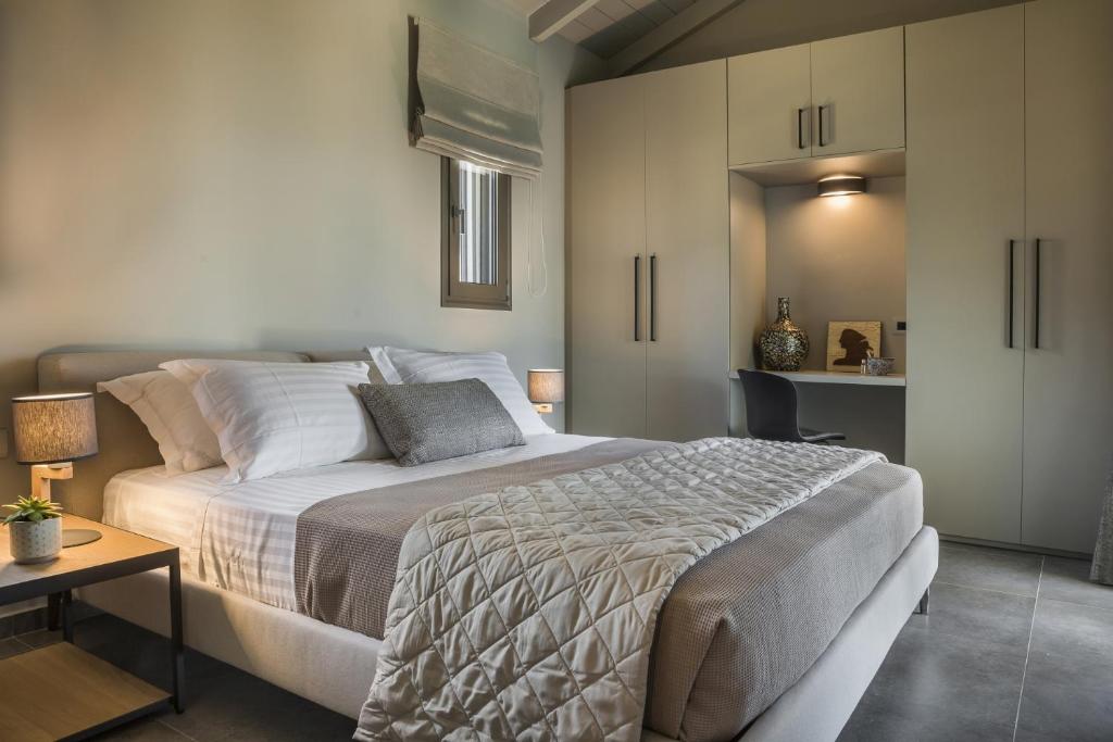 Postel nebo postele na pokoji v ubytování Alekos Beach Houses-Elia Villas