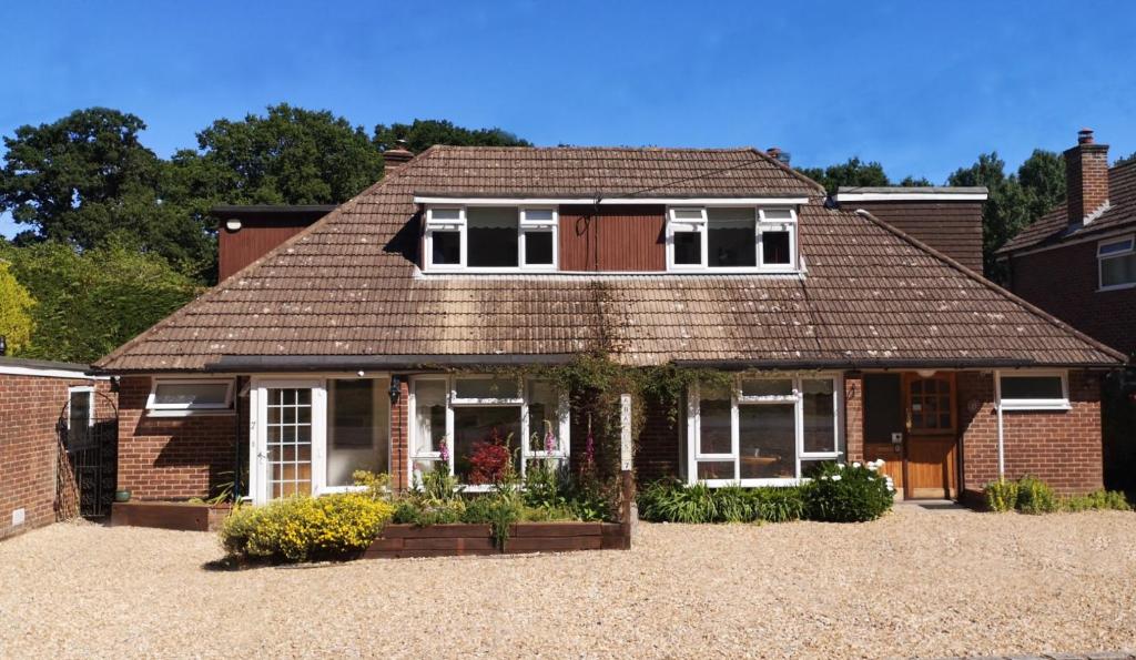 une maison en briques avec un toit de galets dans l'établissement Abacus Bed and Breakfast, Blackwater, Hampshire, à Farnborough