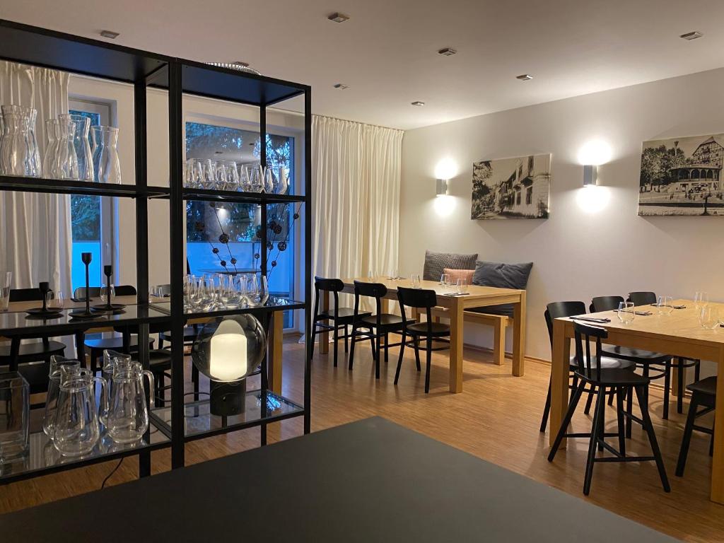 een eetkamer met tafels, stoelen en glazen bij Villa Green in Sliač