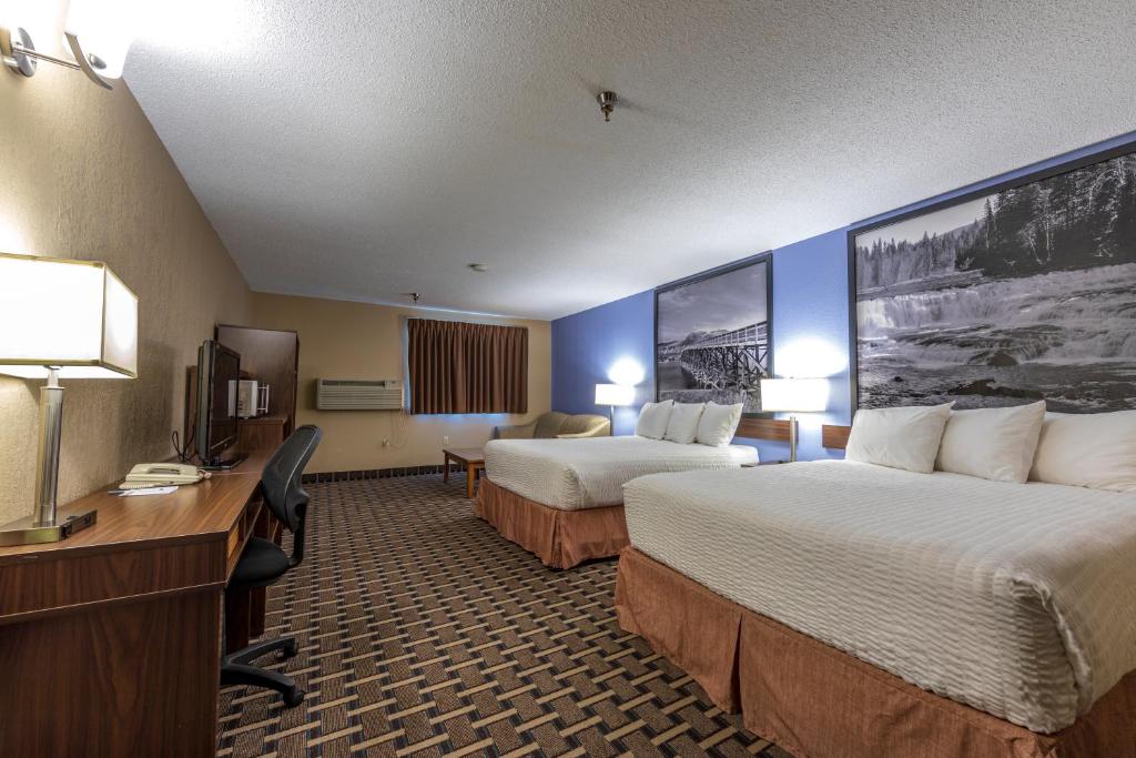 Postel nebo postele na pokoji v ubytování Super 8 by Wyndham Kamloops On The Hill