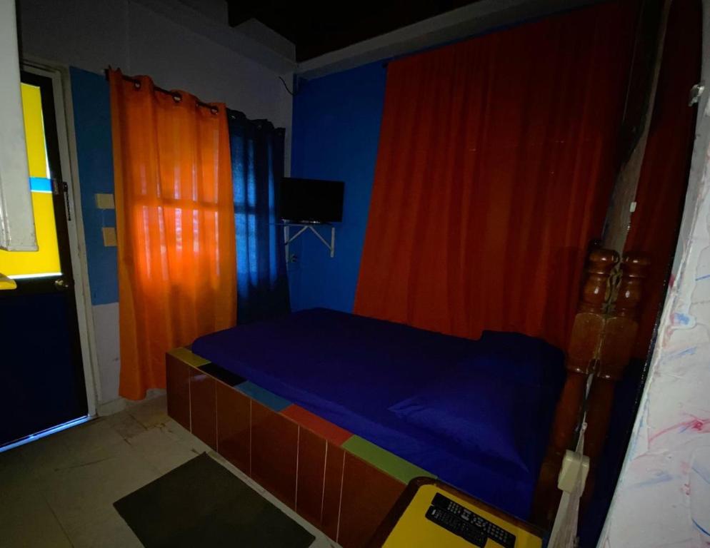 Postel nebo postele na pokoji v ubytování Yellow Moon Guesthouse & Apartments
