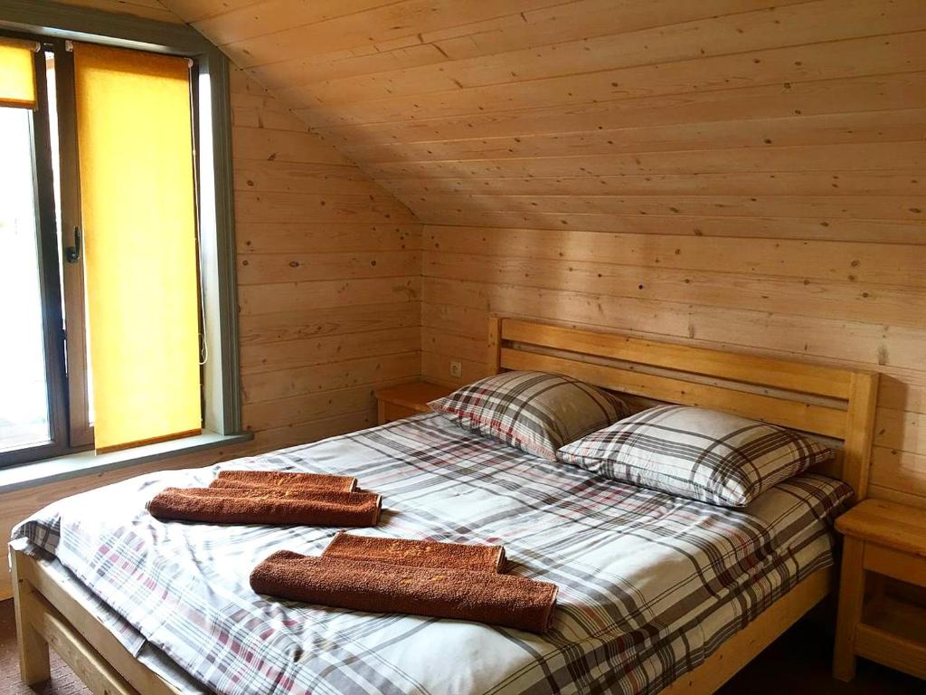 Вовкаль في يابلونيتسيا: سرير في كابينة خشب عليها وسادتين