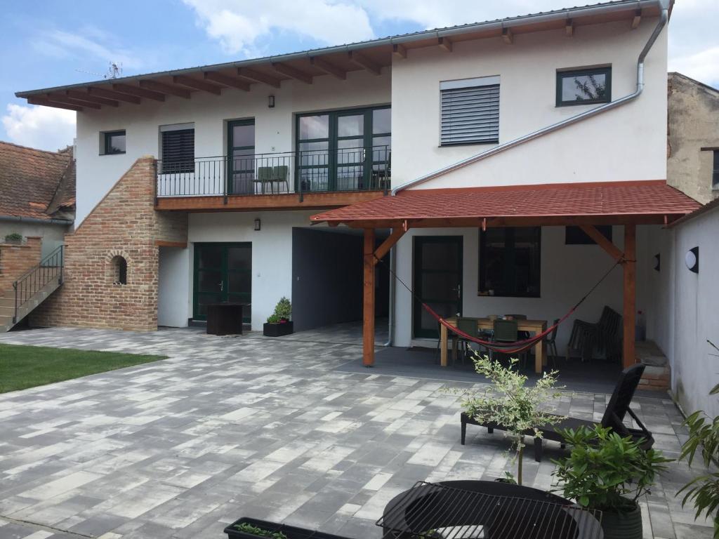 Casa con patio y balcón en Penzion Lednice, en Lednice