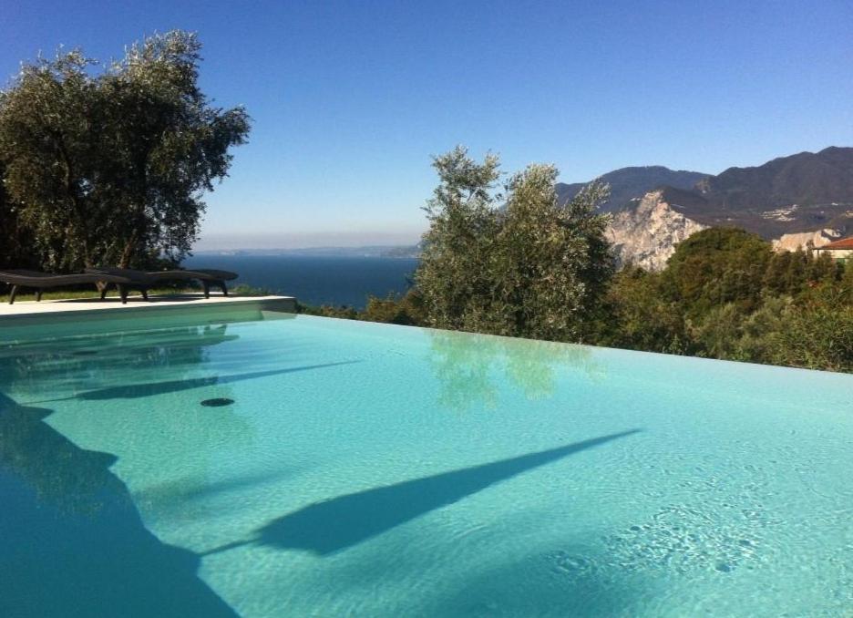 une grande piscine avec vue sur l'océan dans l'établissement Guesthouse Grand View, à Malcesine