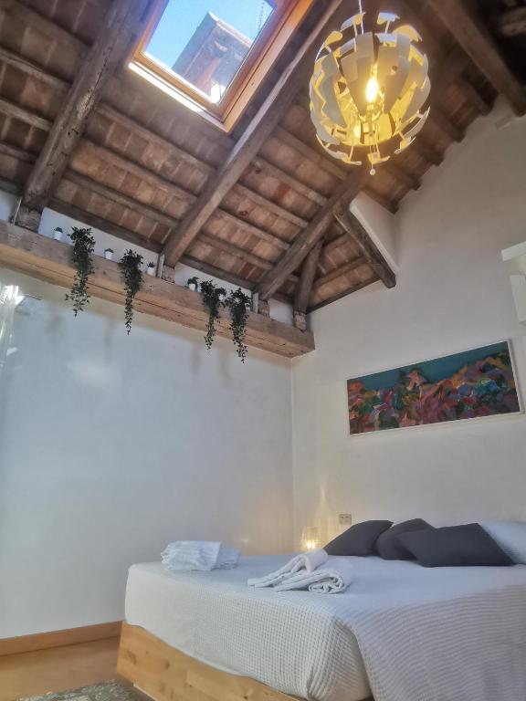 A bed or beds in a room at Romantic Sky Apartment