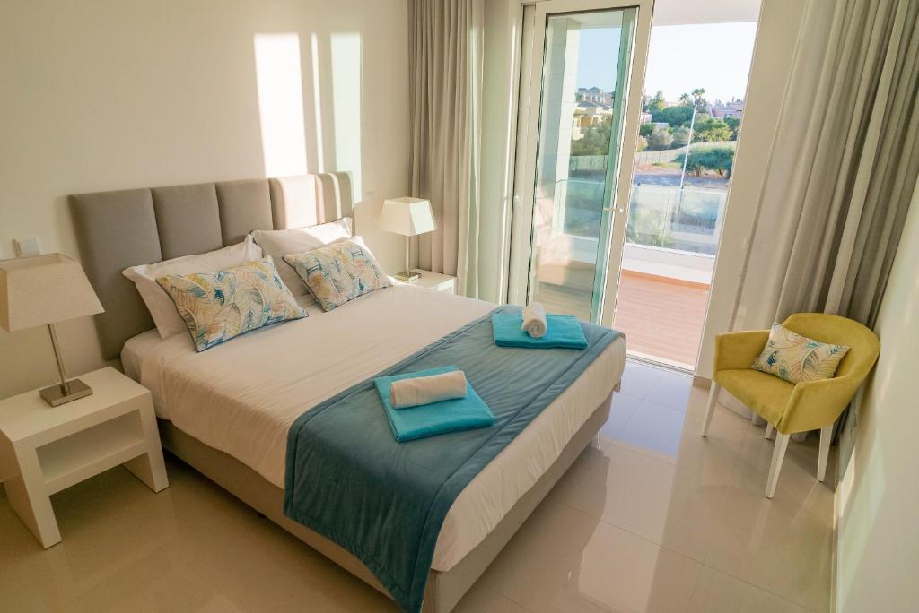 um quarto com uma cama com duas toalhas em Sunset Condominium em Lagos