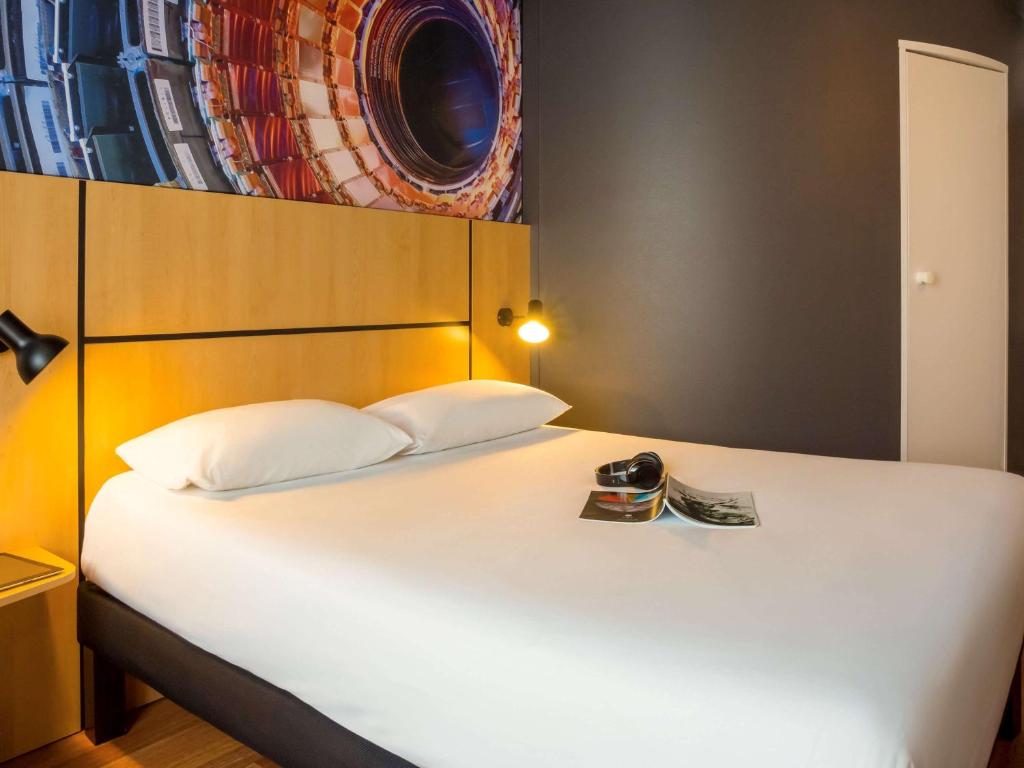 Postel nebo postele na pokoji v ubytování ibis Genève Petit Lancy