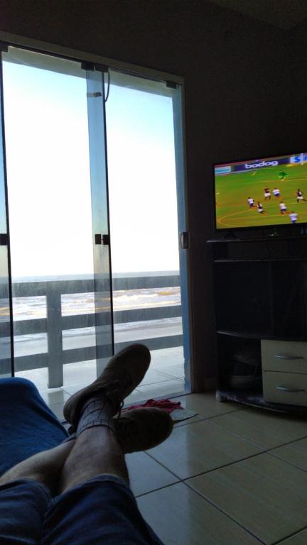  Ape em frente ao mar