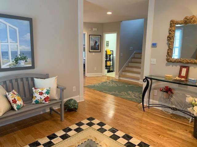 霍尔顿海滩Absolute Bliss Home的带沙发和镜子的客厅