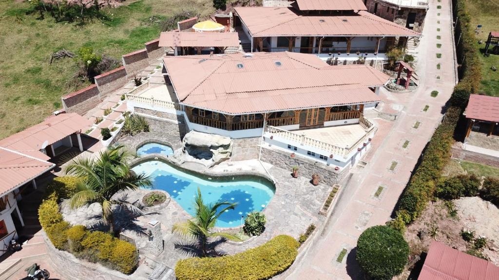 an aerial view of a house with a swimming pool at Hotel Campestre Inaoska Ecospa in Nobsa