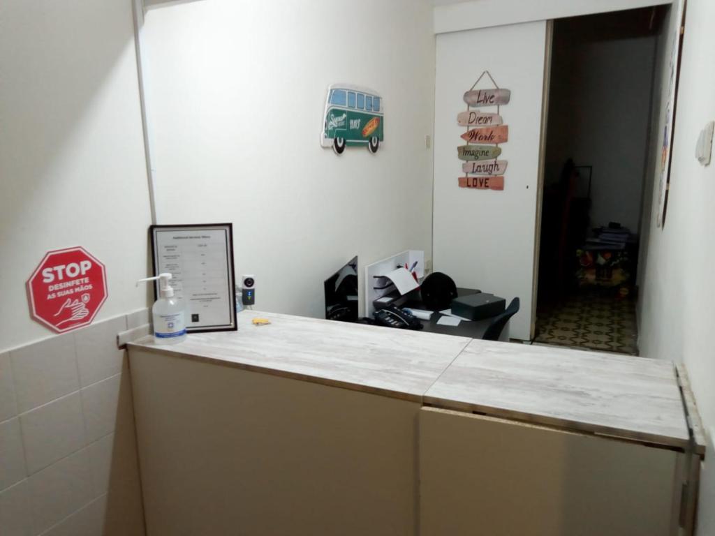 un mostrador en una oficina con una señal de stop. en Residencial Miradoiro Guest House, en Portimão