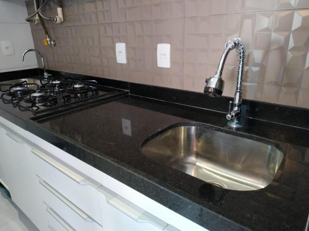  Flat Terreo Muro Alto Condomínio Clube com Sala Reversível para segundo quarto