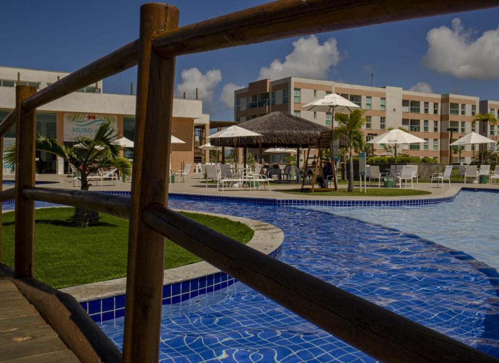  Flat Terreo Muro Alto Condomínio Clube com Sala Reversível para segundo quarto