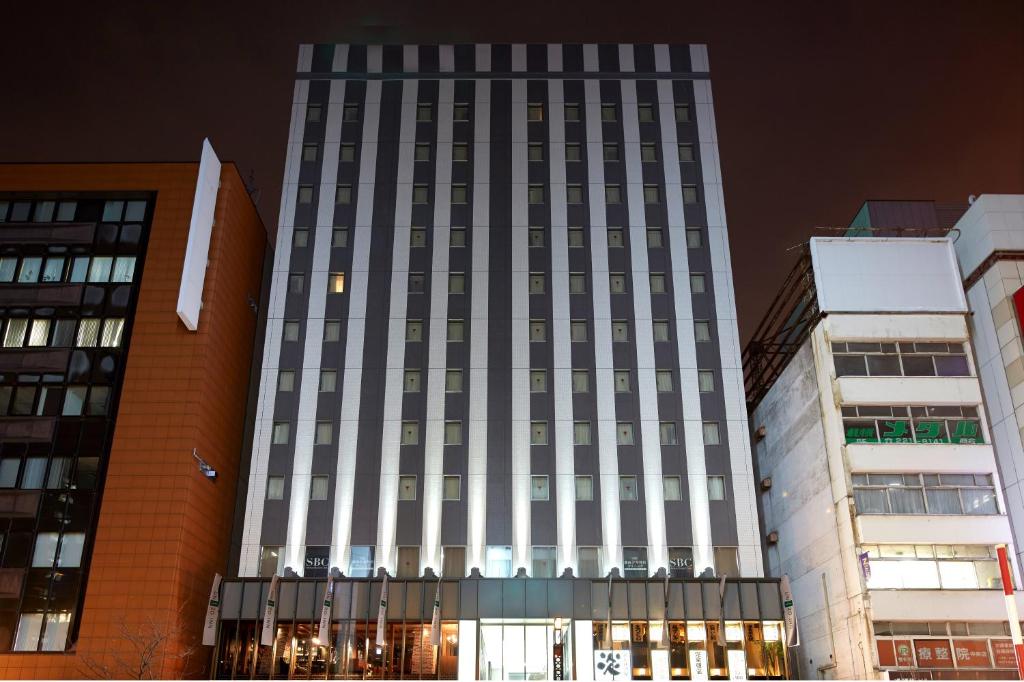 un grand bâtiment avec beaucoup de fenêtres dans l'établissement KOKO HOTEL Sapporo Ekimae, à Sapporo