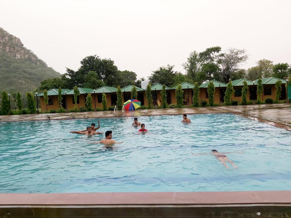 Bazén v ubytování WILD RIDGE SARISKA RESORT nebo v jeho okolí